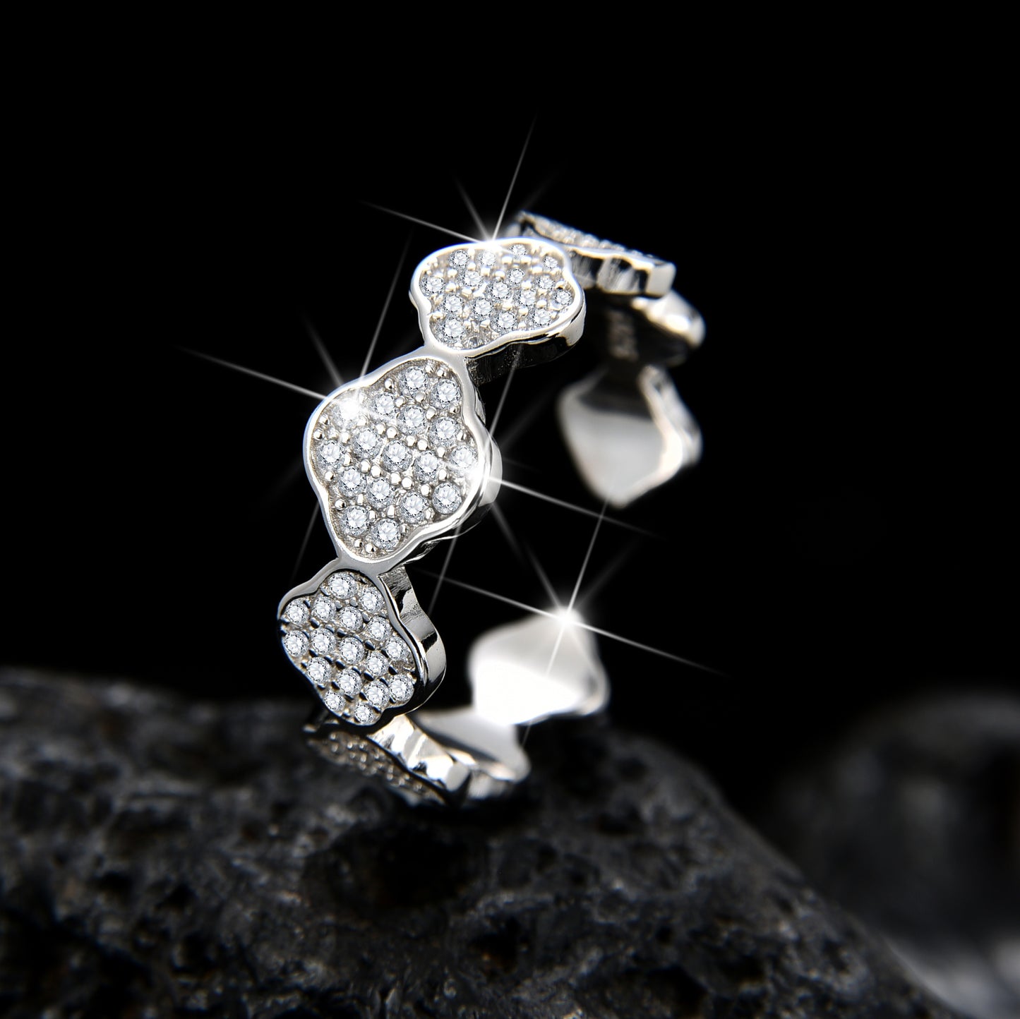 Anillo de circonita cúbica con rombo geométrico y diseño de moda.