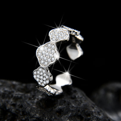 Anillo de circonita cúbica con rombo geométrico y diseño de moda.