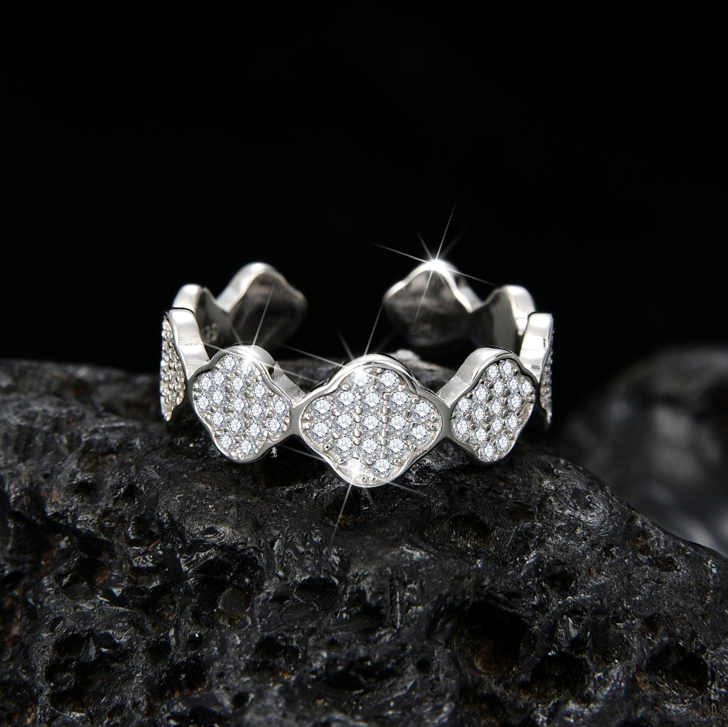 Anillo de circonita cúbica con rombo geométrico y diseño de moda.