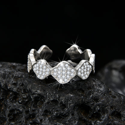 Anillo de circonita cúbica con rombo geométrico y diseño de moda.