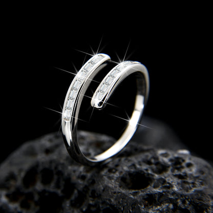 Anillo abierto de circonita cúbica de diseño simple