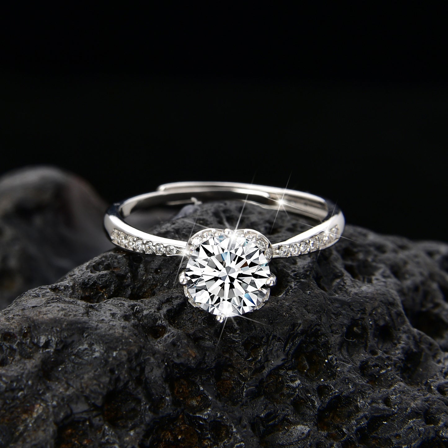 Anillo de circonita simple brillante de media pared