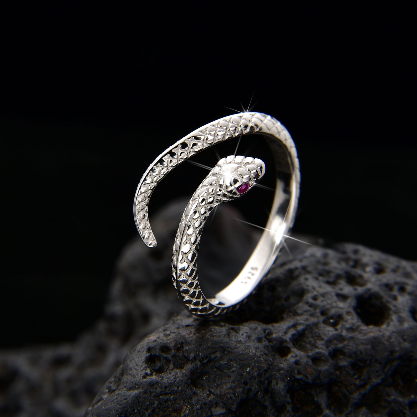 Anillo de pareja con serpiente y piedra de ojo rosa
