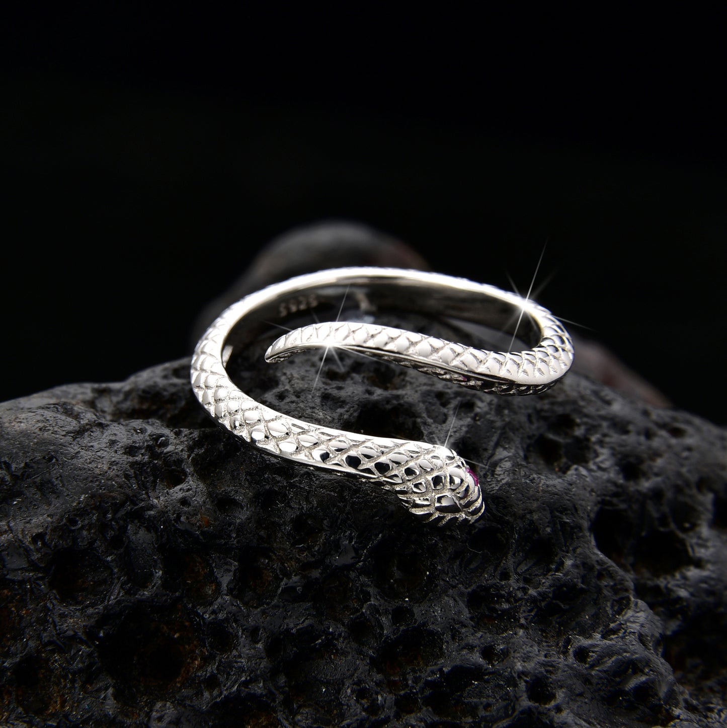 Anillo de pareja con serpiente y piedra de ojo rosa