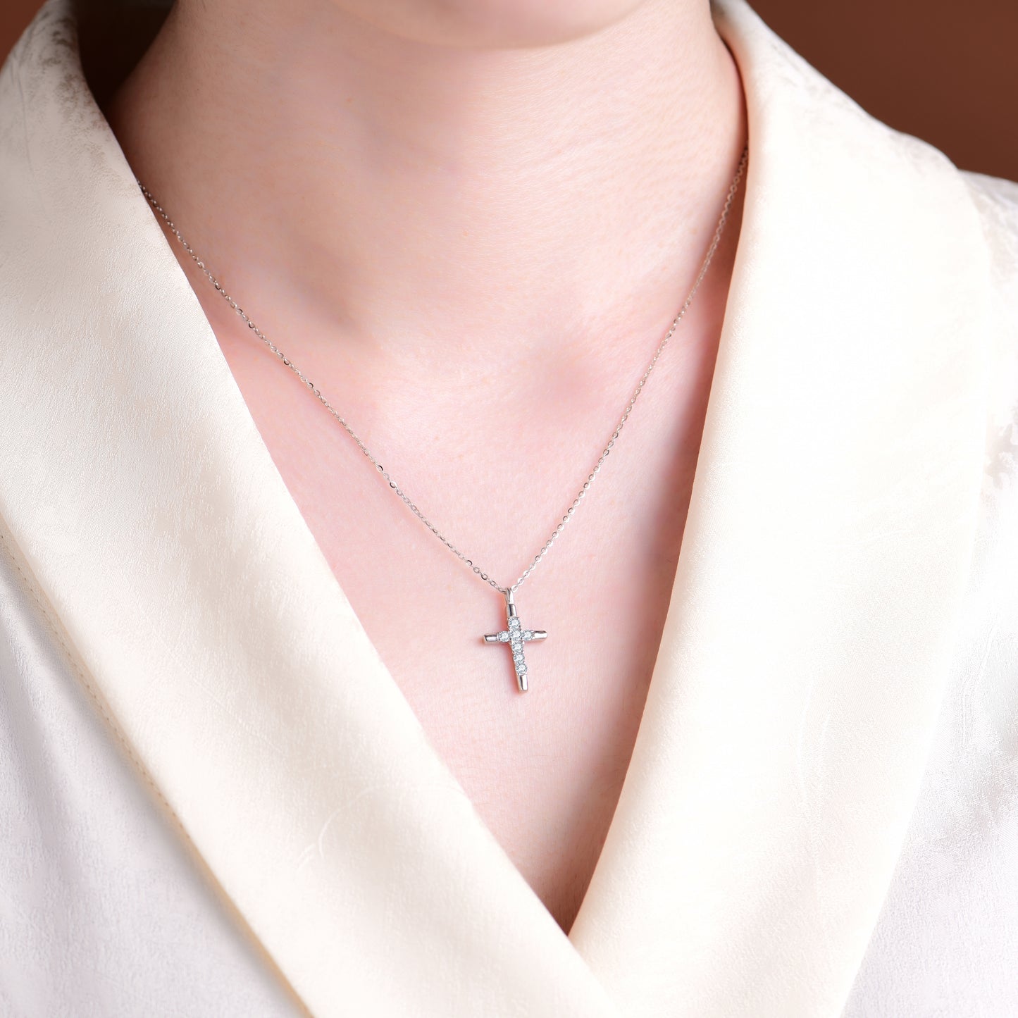 Collar colgante con cruz de fe noble y lujoso