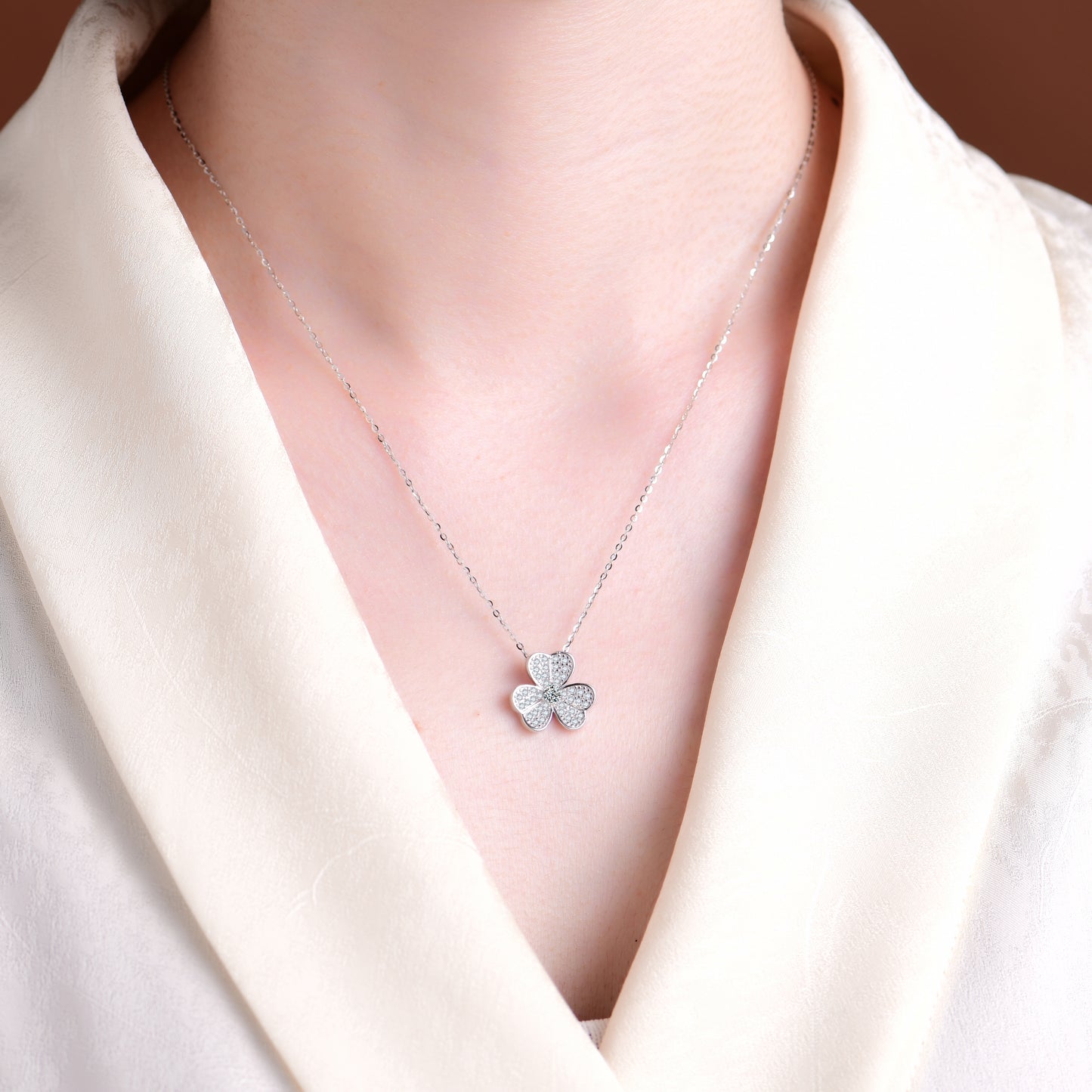 Collar de circonita cúbica con forma de trébol de la suerte y diseño de corazón
