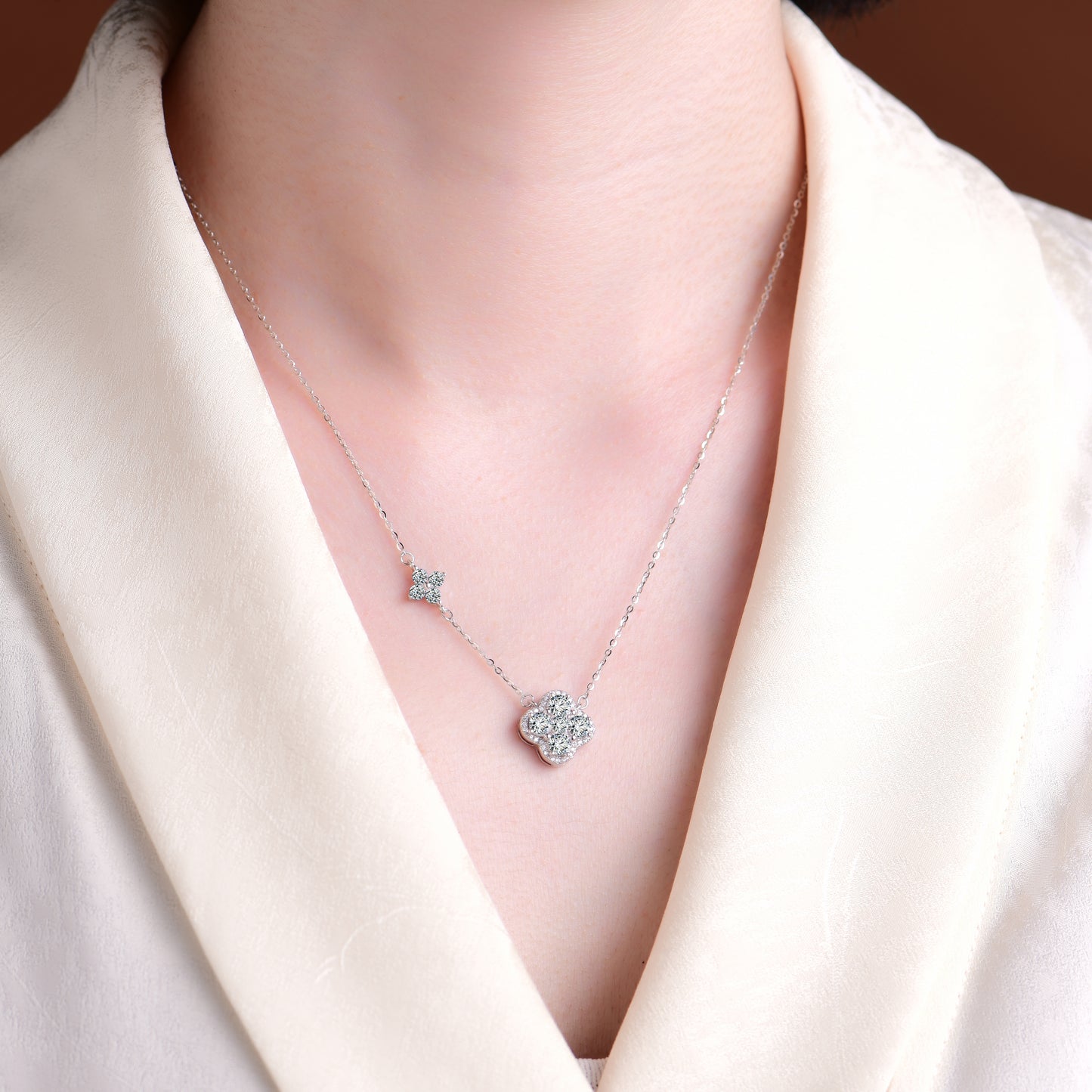 Collar colgante de pétalos de cuatro hojas de diseño exquisito de alta gama