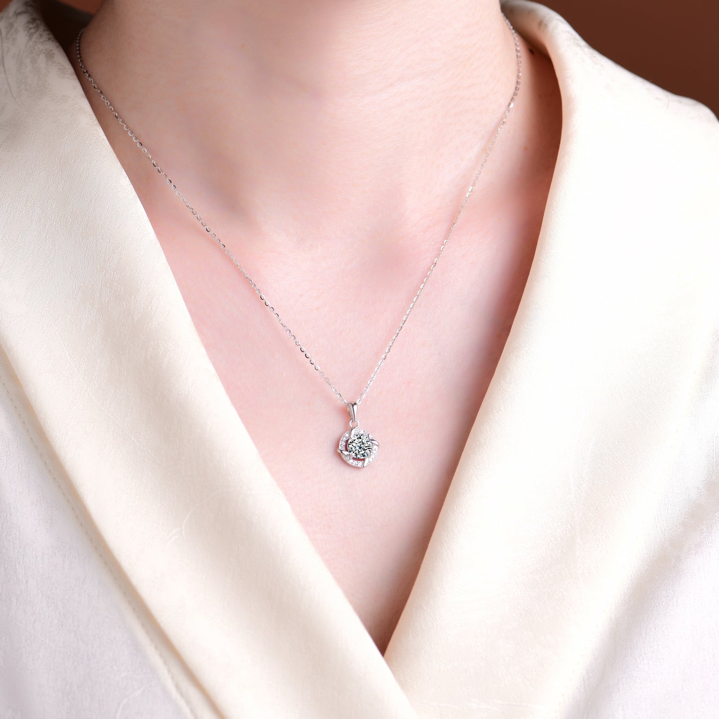 Collar con colgante de molino de viento de fantasía