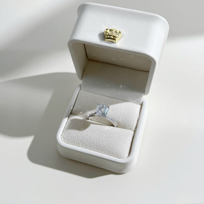 Anillo de circonita con corte de flor de hielo clásico y moderno