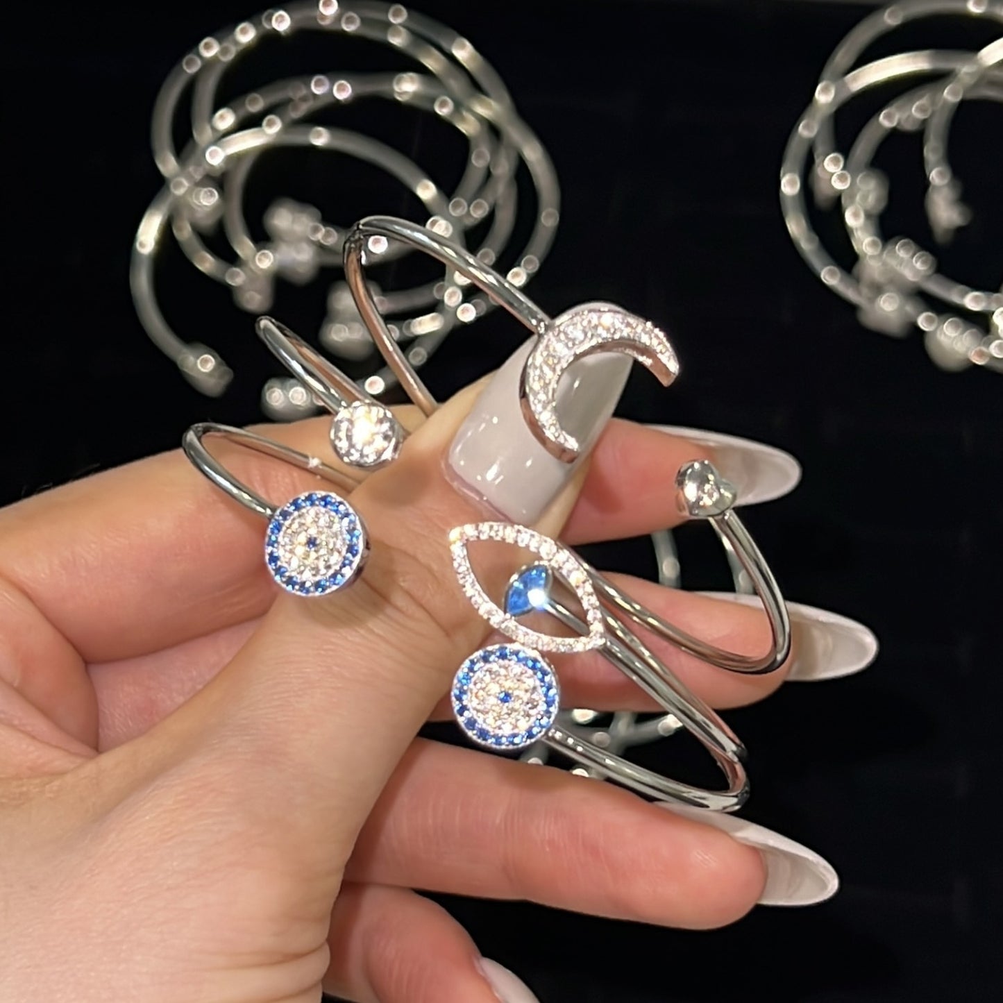 Pulsera de circonita de ojo de diablo moderna y de moda.