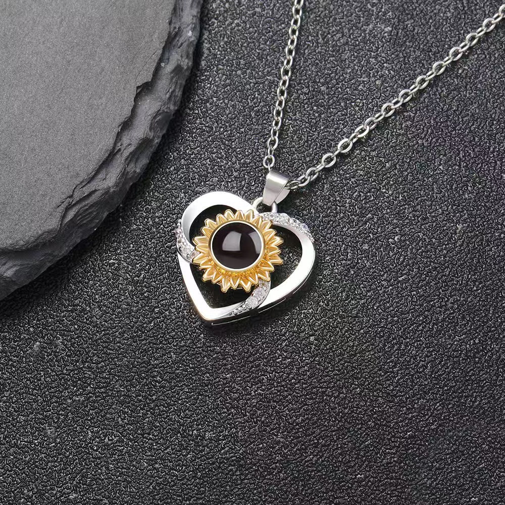 Collar de corazón con proyección de fotos