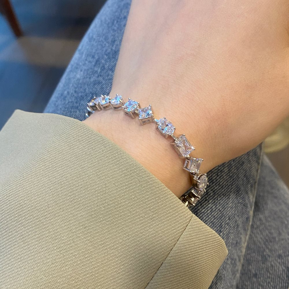Pulsera elegante de alta gama con circonitas y diamantes en plata de ley.