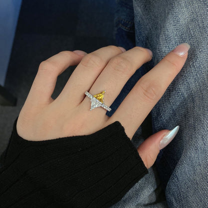 Anillo clásico de circonita con diamante de alto carbono y corte de flor de hielo brillante y noble