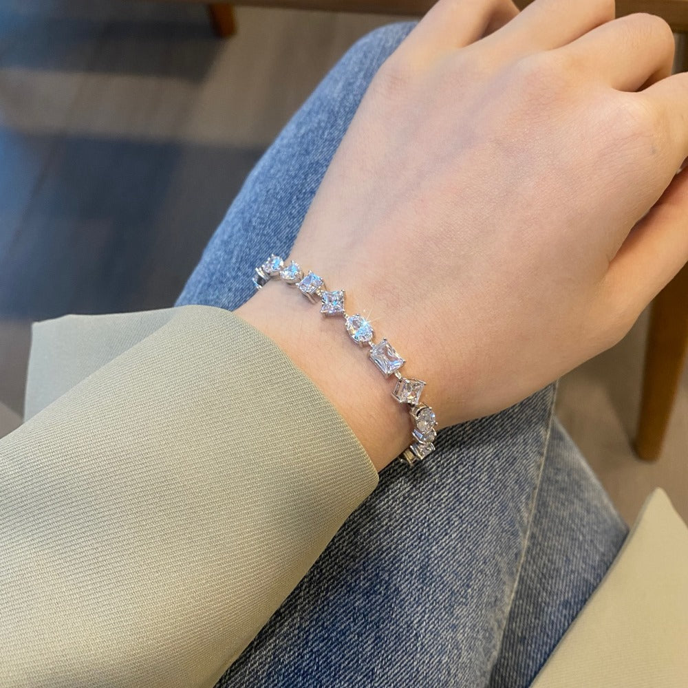Pulsera elegante de alta gama con circonitas y diamantes en plata de ley.