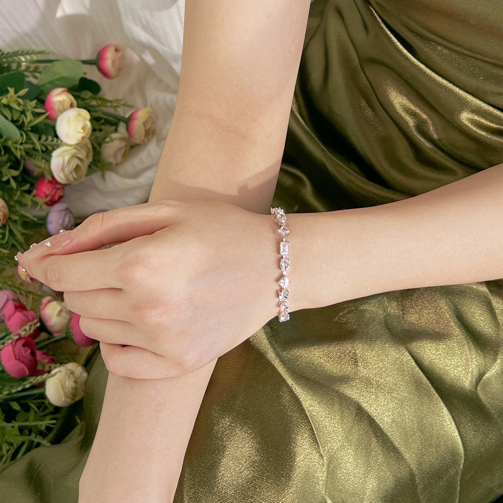 Pulsera elegante de alta gama con circonitas y diamantes en plata de ley.