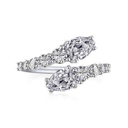 Anillo de diamantes en espiral moderno y personalizado.