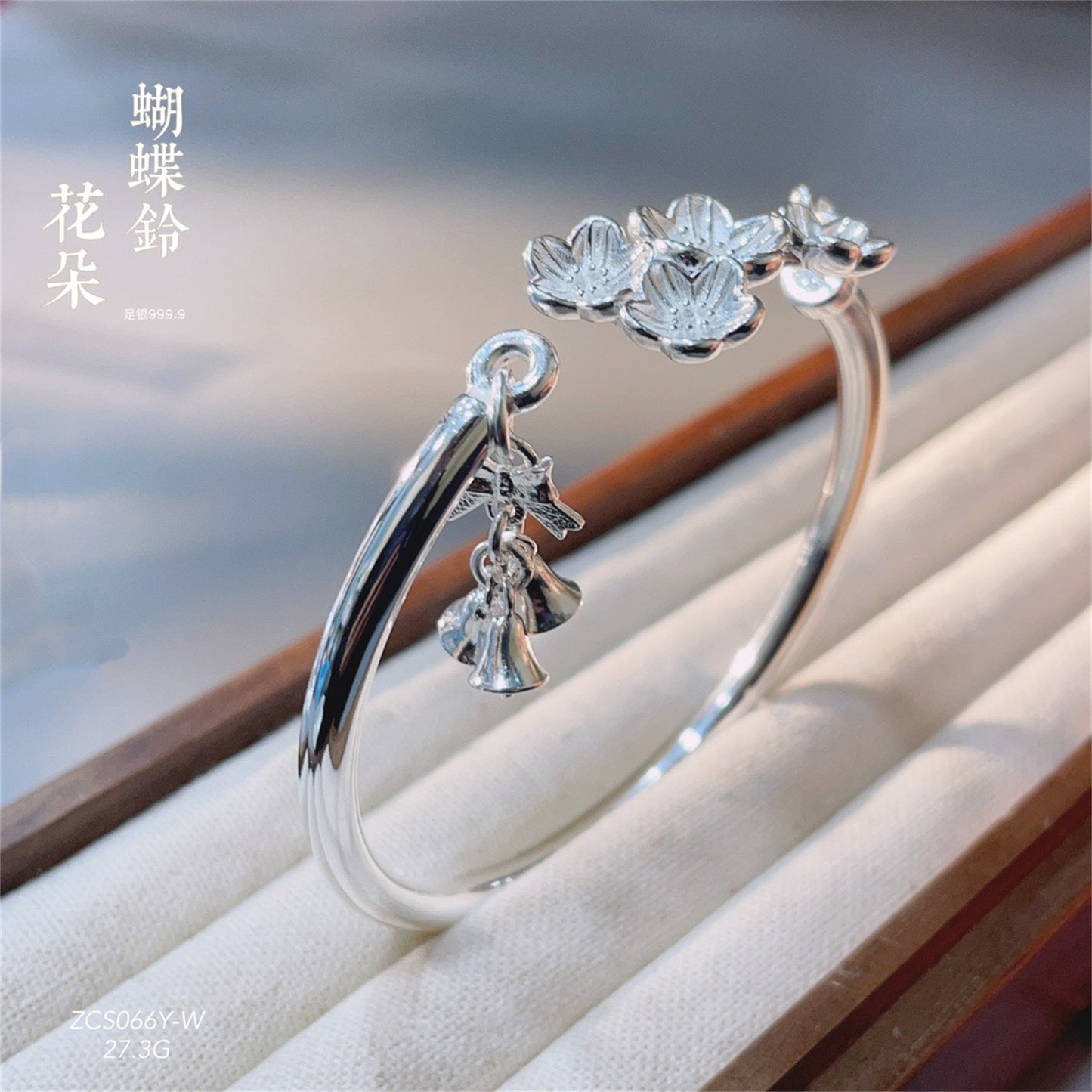 Pulsera abierta de plata de ley con campana de mariposa y estampado chinoiserie