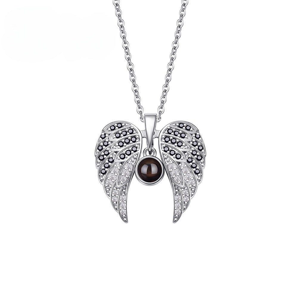 Collar con proyección de fotos en forma de corazón y alas de ángel 