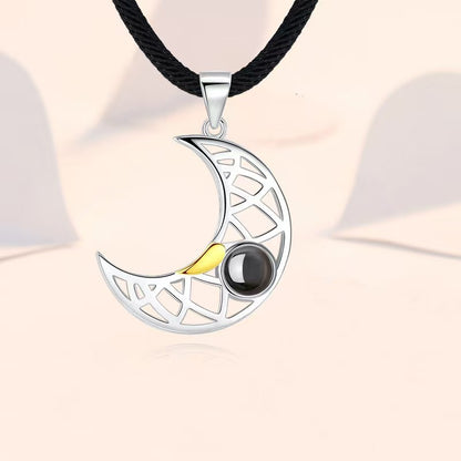 Collar con proyección de fotos de sol y luna
