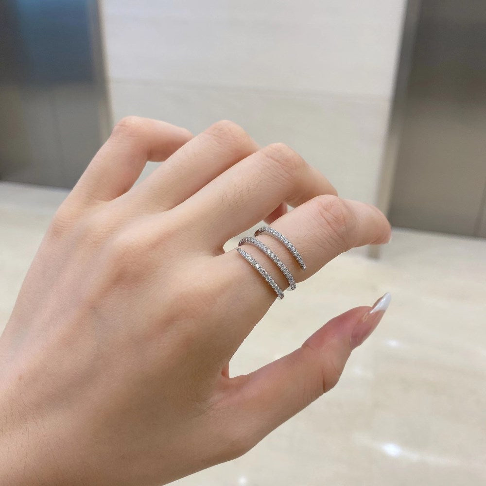 Anillo de diamantes en espiral moderno y personalizado.
