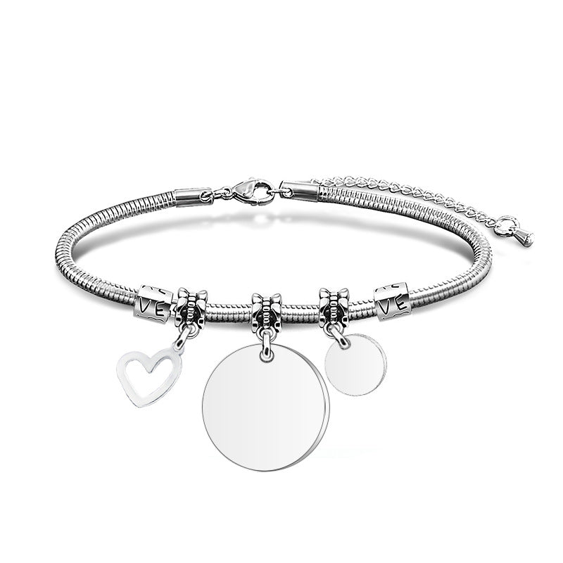 Pulsera con colgante de marca grabado con láser