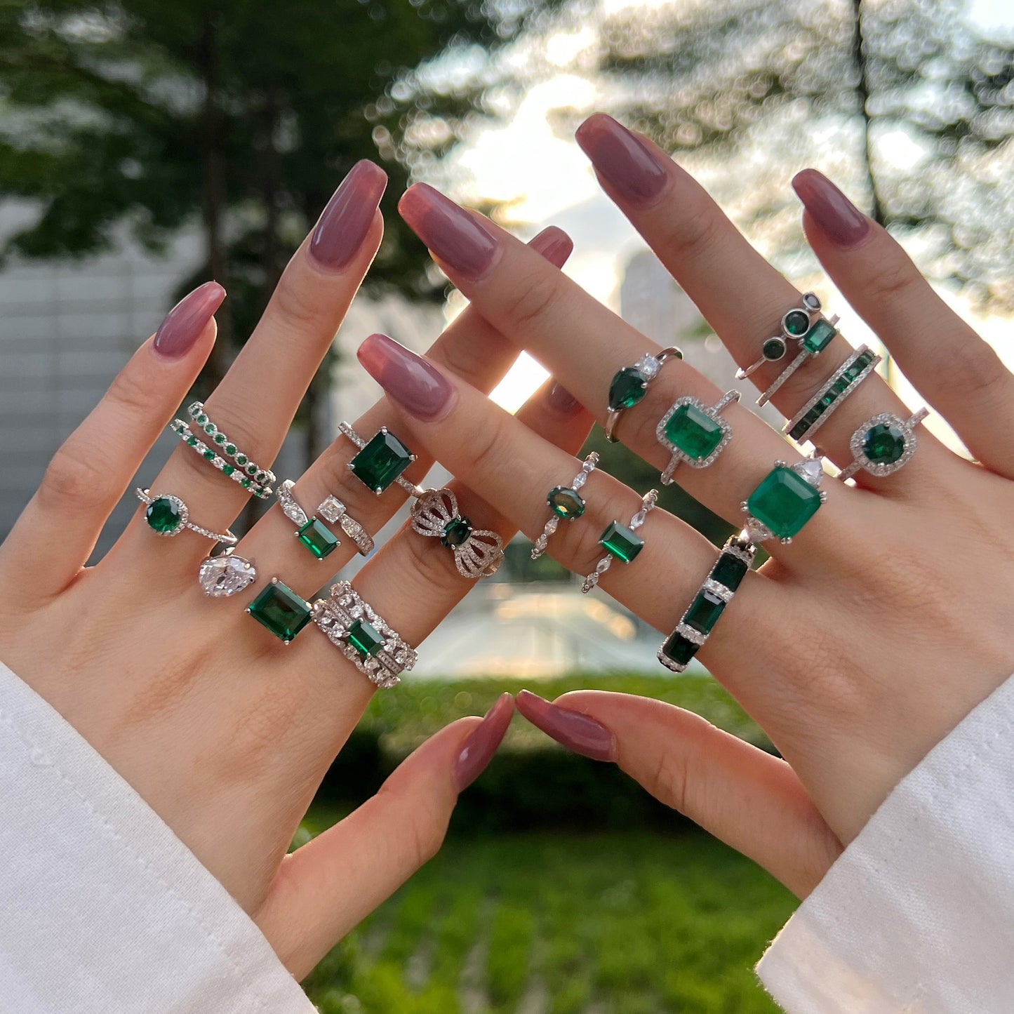 Anillo retro de esmeralda con circonita de alta gama