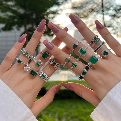Anillo retro de esmeralda con circonita de alta gama