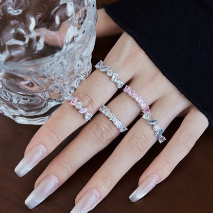 Anillo de diamantes brillantes de alta gama y de moda.