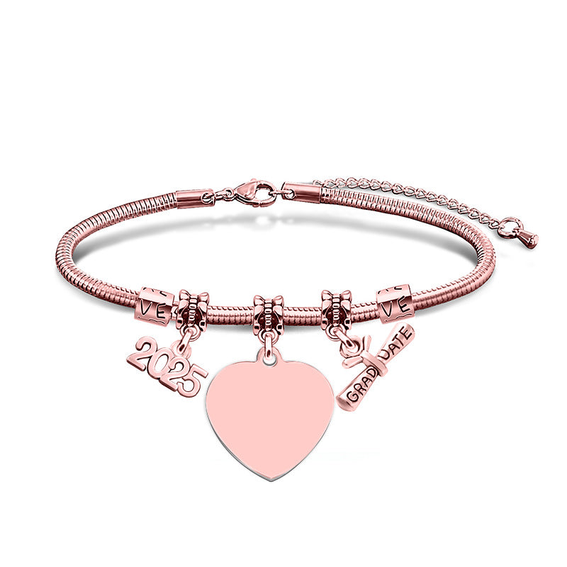 Pulsera con colgante de marca grabado con láser