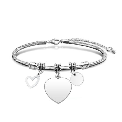 Pulsera con colgante de marca grabado con láser