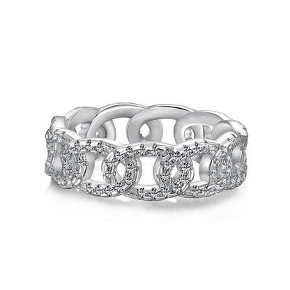 Anillo de diamantes brillantes de alta gama y de moda.