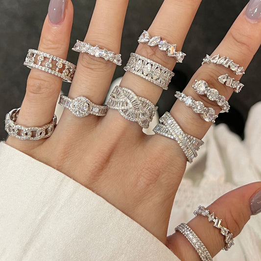 Anillo de diamantes brillantes de alta gama y de moda.
