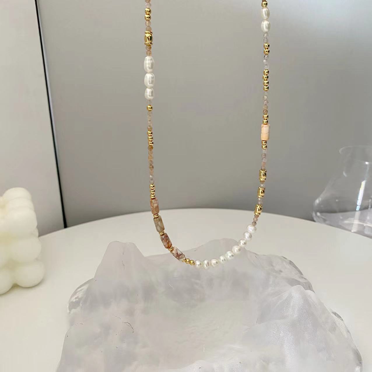 Collar sencillo y colorido con perlas de agua dulce de piedra natural para mujer. 