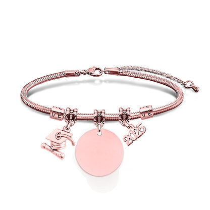 Pulsera con colgante de marca grabado con láser