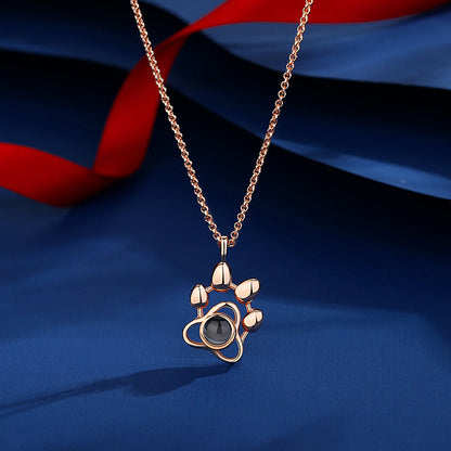 Collar con pata de perro con proyección de fotos