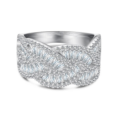 Anillo de diamantes brillantes de alta gama y de moda.