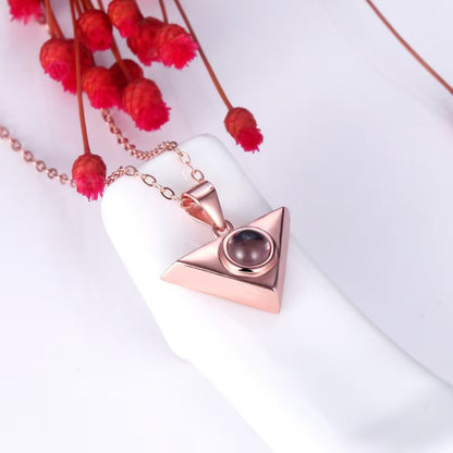 Collar triangular con proyección de fotos