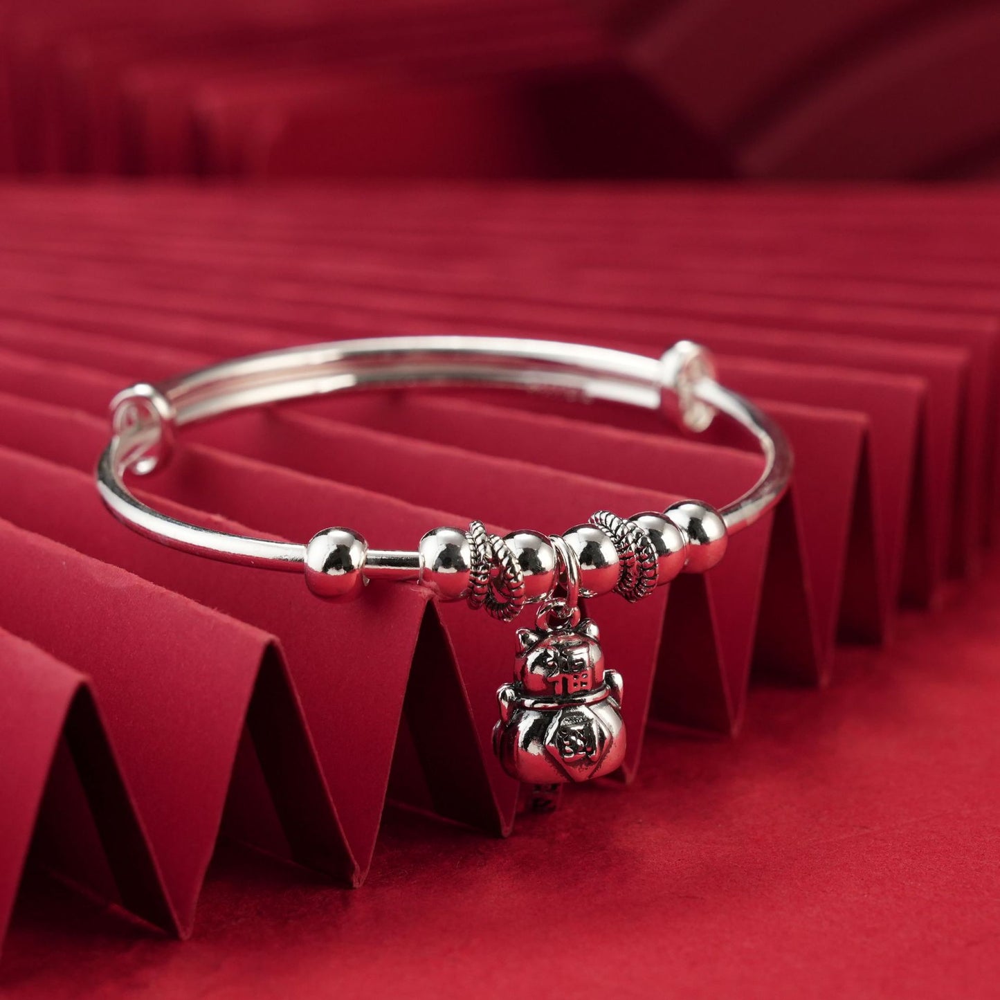 Pulsera de plata de ley con diseño personalizado de moda y con sistema push-pull.