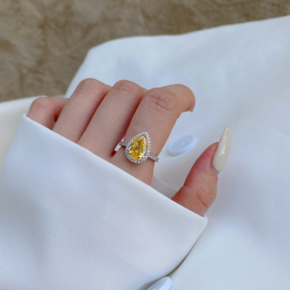 Anillo clásico de circonita con diamante de alto carbono y corte de flor de hielo brillante y noble