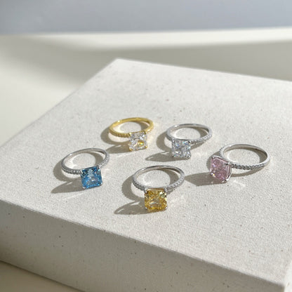 Anillo de circonita con corte de flor de hielo clásico y moderno