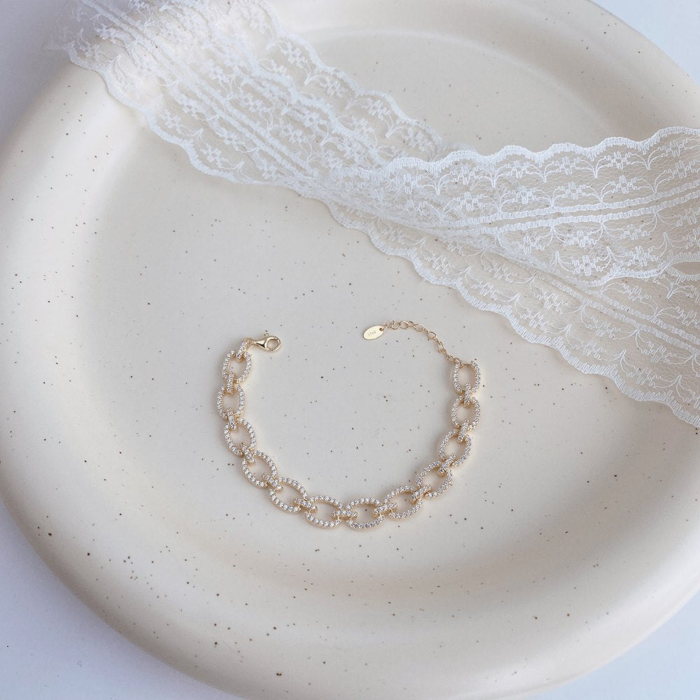 Pulsera hueca de plata de ley con microincrustaciones de circonitas y diamantes.