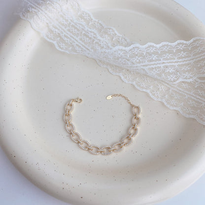 Pulsera hueca de plata de ley con microincrustaciones de circonitas y diamantes.