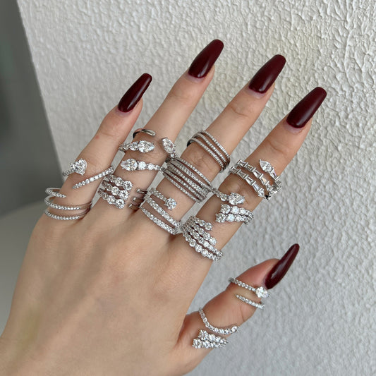 Anillo de diamantes en espiral moderno y personalizado.
