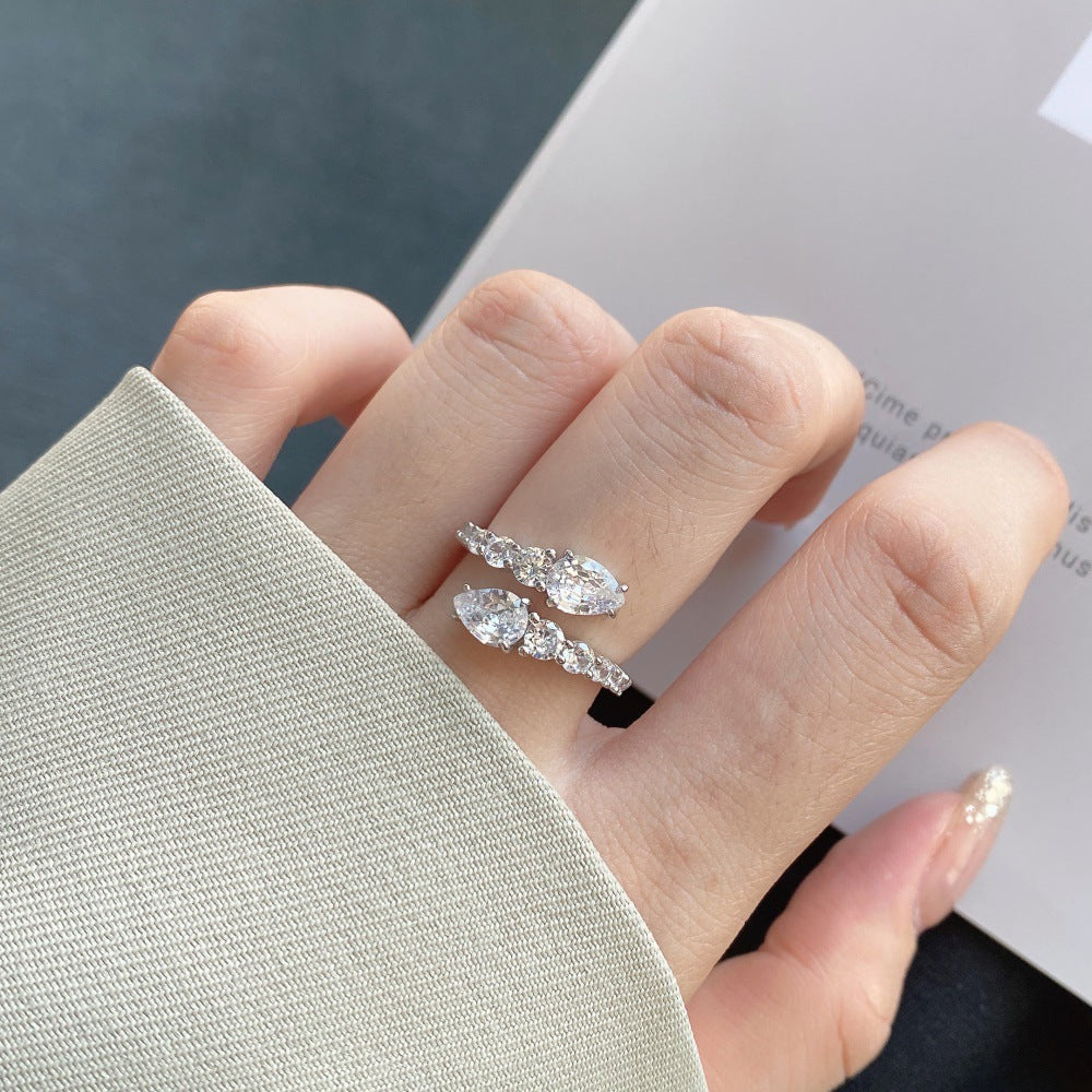 Anillo de diamantes en espiral moderno y personalizado.