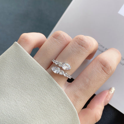 Anillo de diamantes en espiral moderno y personalizado.