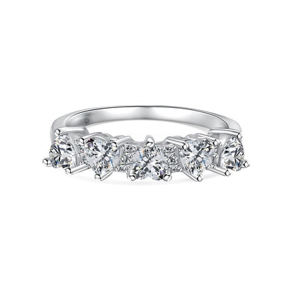 Anillo de diamantes brillantes de alta gama y de moda.