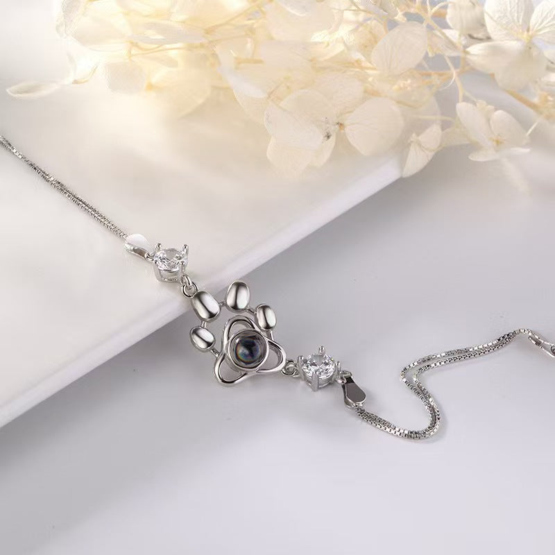 Pulsera con foto y proyección de huellas de perro 