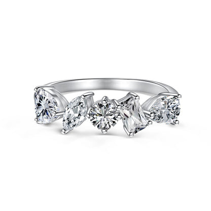 Anillo de diamantes brillantes de alta gama y de moda.