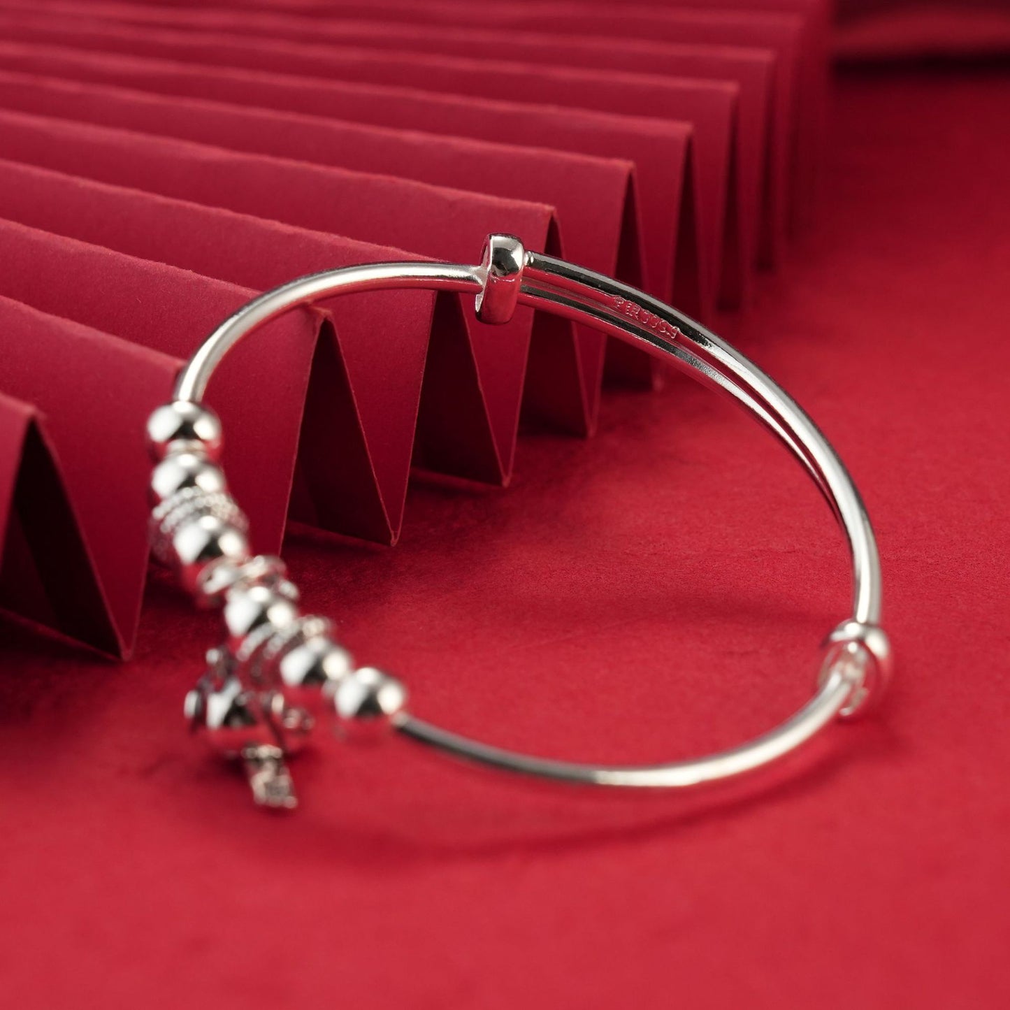 Pulsera de plata de ley con diseño personalizado de moda y con sistema push-pull.