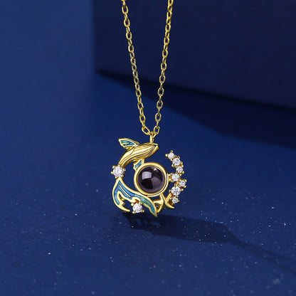 Collar de suelo con proyección de fotos de ballenas